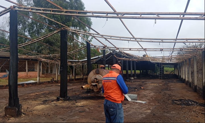 Defesa Civil de Avaré inspeciona granja atingida por incêndio