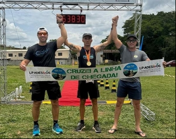 Maratonista de Avaré vence prova de resistência nas montanhas de Minas Gerais