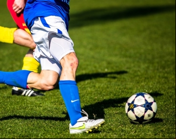 Novas regras do futebol entram em vigor e flexibilizam alguns lances; entenda