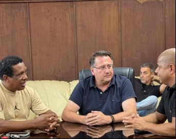 Ex-jogador Marcelinho Carioca é recepcionado pelo prefeito Roberto Araujo